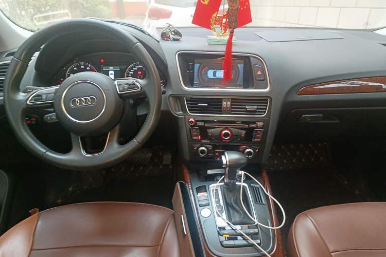 Used Audi Q5 2018 Collector's Edition 40 TFSI Technology Model Center Console