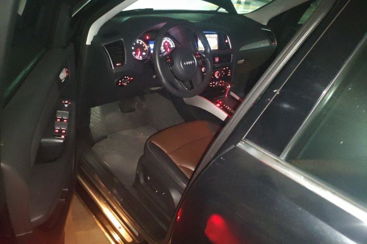 Used Audi Q5 2018 Collector's Edition 40 TFSI Ambition Model Driver Seat