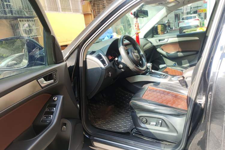 Used Audi Q5 2018 Collector's Edition 40 TFSI Ambition Model Driver Seat