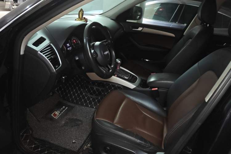 Used Audi Q5 2018 Collector's Edition 40 TFSI Ambition Model Driver Seat