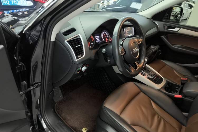 Used Audi Q5 2018 Collector's Edition 40 TFSI Ambition Model Driver Seat