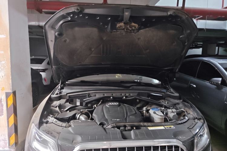 Used Audi Q5 2018 Collector's Edition 40 TFSI Ambition Model Engine Bay