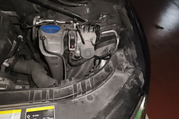 Used Audi Q5 2018 Collector's Edition 40 TFSI Technology Model Engine Bay Left