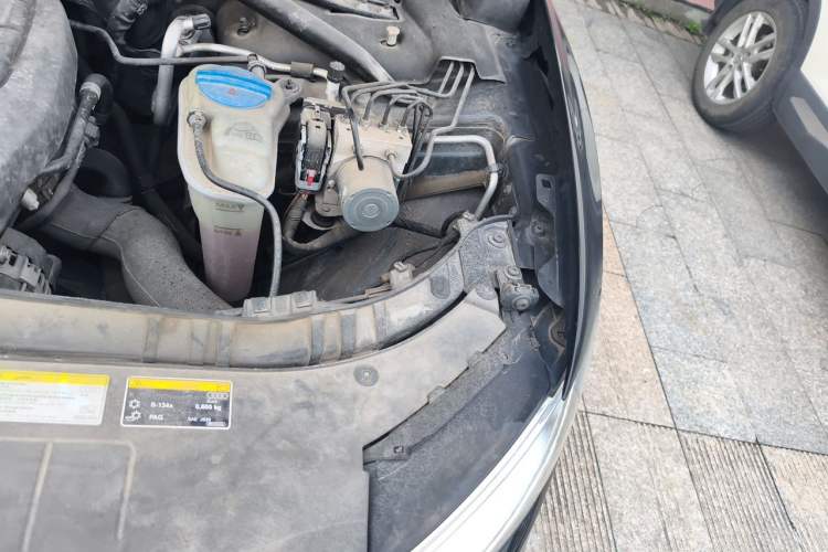 Used Audi Q5 2018 Collector's Edition 40 TFSI Technology Model Engine Bay Left