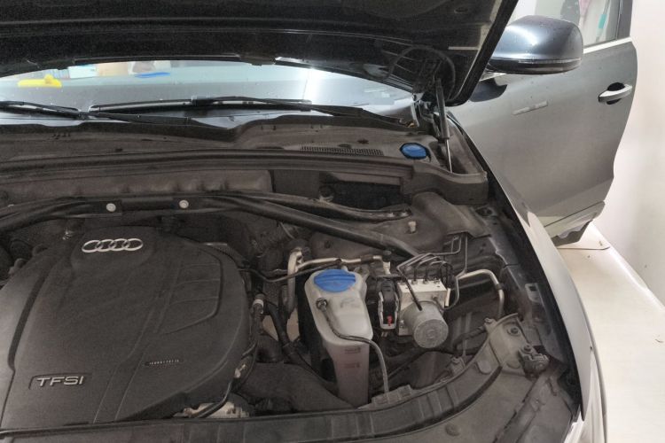 Used Audi Q5 2018 Collector's Edition 40 TFSI Technology Model Engine Bay Left
