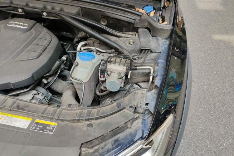 Used Audi Q5 2018 Collector's Edition 40 TFSI Technology Model Engine Bay Left