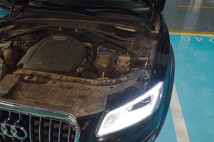 Used Audi Q5 2018 Collector's Edition 40 TFSI Ambition Model Engine Bay Left