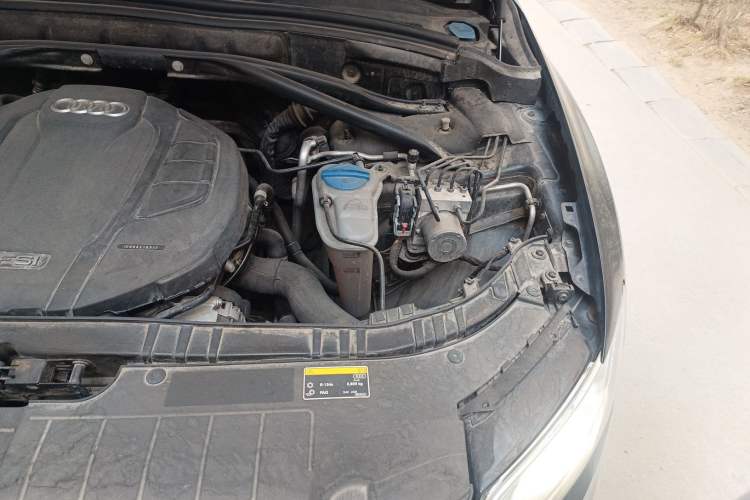 Used Audi Q5 2018 Collector's Edition 40 TFSI Technology Model Engine Bay Left