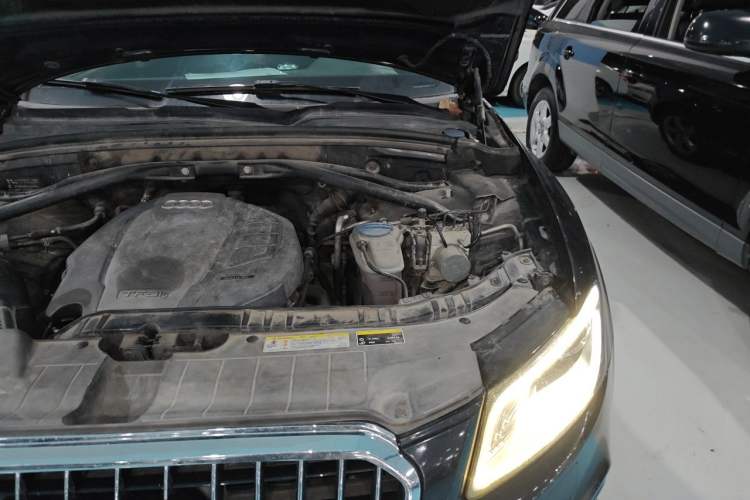 Used Audi Q5 2018 Collector's Edition 40 TFSI Ambition Model Engine Bay Left