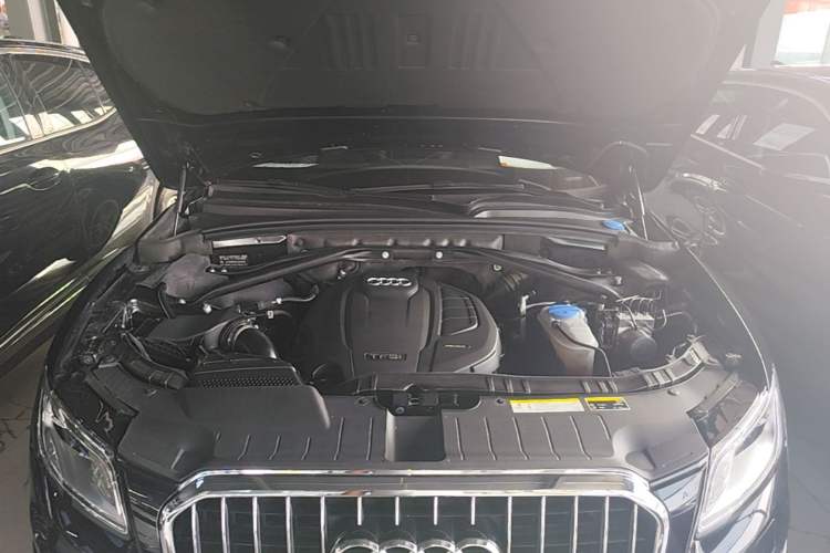 Used Audi Q5 2018 Collector's Edition 40 TFSI Technology Model Engine Bay