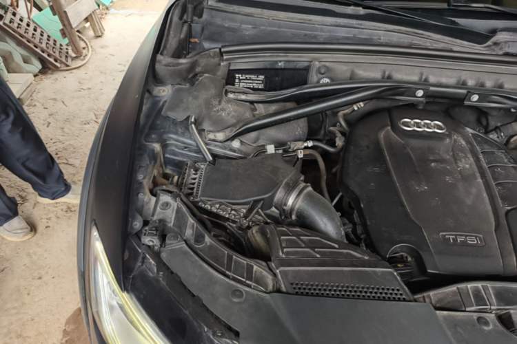 Used Audi Q5 2018 Collector's Edition 40 TFSI Ambition Model Engine Bay Right