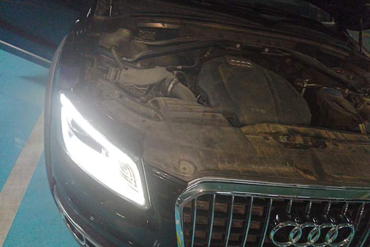 Used Audi Q5 2018 Collector's Edition 40 TFSI Ambition Model Engine Bay Right