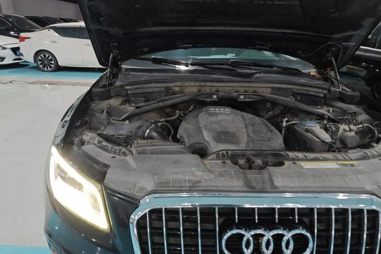 Used Audi Q5 2018 Collector's Edition 40 TFSI Ambition Model Engine Bay Right