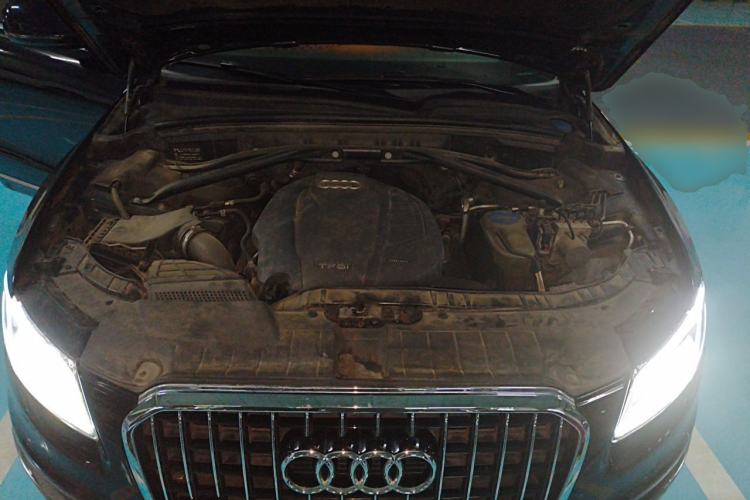 Used Audi Q5 2018 Collector's Edition 40 TFSI Ambition Model Engine Bay