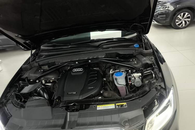 Used Audi Q5 2018 Collector's Edition 40 TFSI Ambition Model Engine Bay
