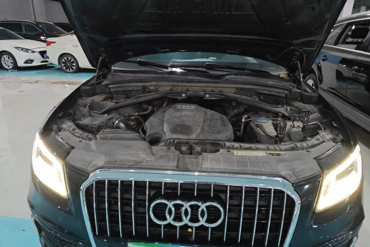 Used Audi Q5 2018 Collector's Edition 40 TFSI Ambition Model Engine Bay