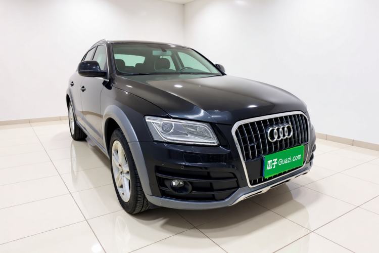 Used Audi Q5 2018 Collector's Edition 40 TFSI Technology Model Front Right 45 Deg