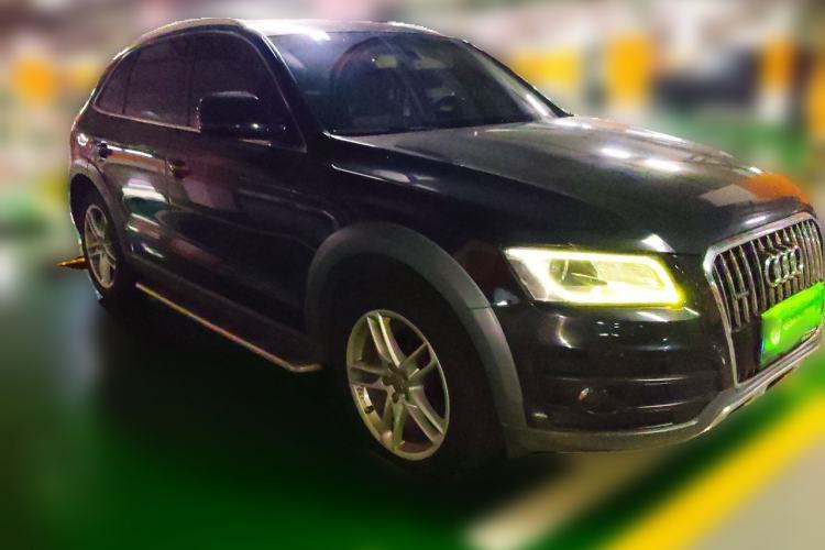 Used Audi Q5 2018 Collector's Edition 40 TFSI Technology Model Front Right 45 Deg