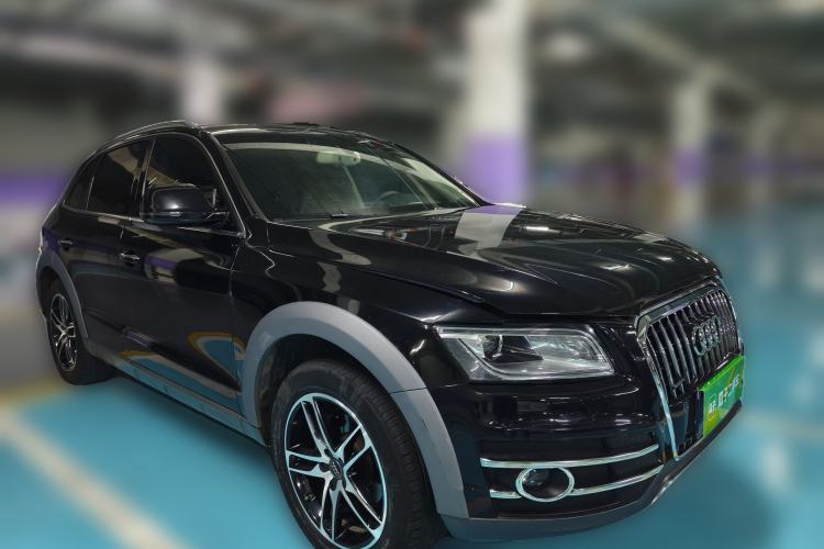 Used Audi Q5 2018 Collector's Edition 40 TFSI Ambition Model Front Right 45 Deg