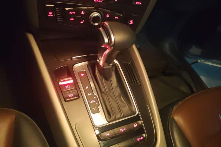 Used Audi Q5 2018 Collector's Edition 40 TFSI Ambition Model Gear Lever