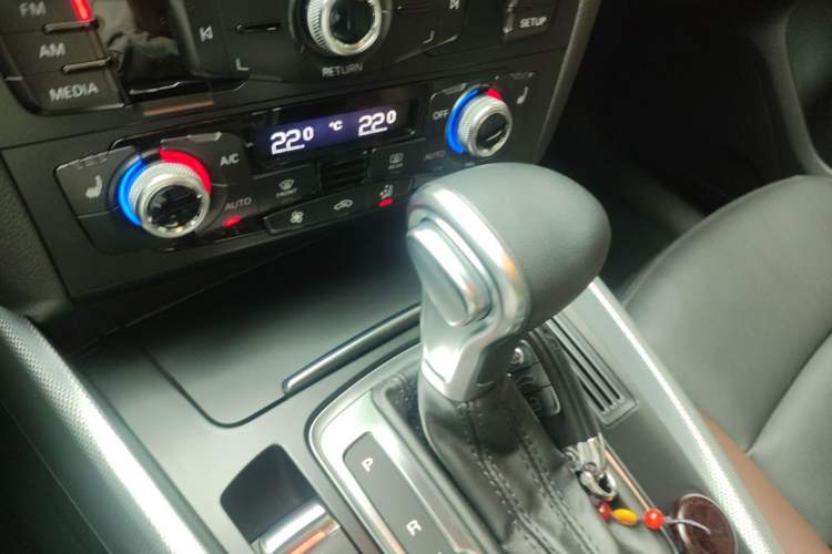 Used Audi Q5 2018 Collector's Edition 40 TFSI Technology Model Gear Lever