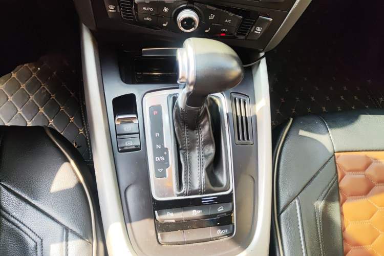 Used Audi Q5 2018 Collector's Edition 40 TFSI Ambition Model Gear Lever