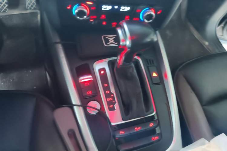 Used Audi Q5 2018 Collector's Edition 40 TFSI Ambition Model Gear Lever