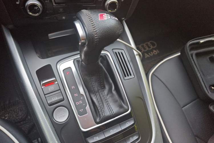 Used Audi Q5 2018 Collector's Edition 40 TFSI Technology Model Gear Lever