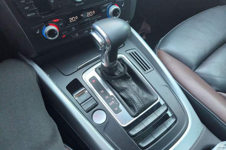 Used Audi Q5 2018 Collector's Edition 40 TFSI Technology Model Gear Lever