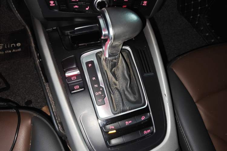 Used Audi Q5 2018 Collector's Edition 40 TFSI Ambition Model Gear Lever