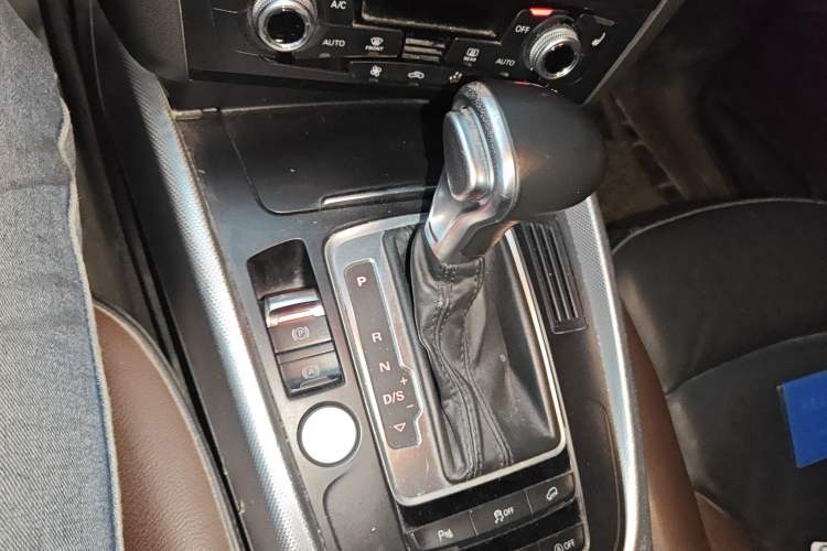 Used Audi Q5 2018 Collector's Edition 40 TFSI Technology Model Gear Lever