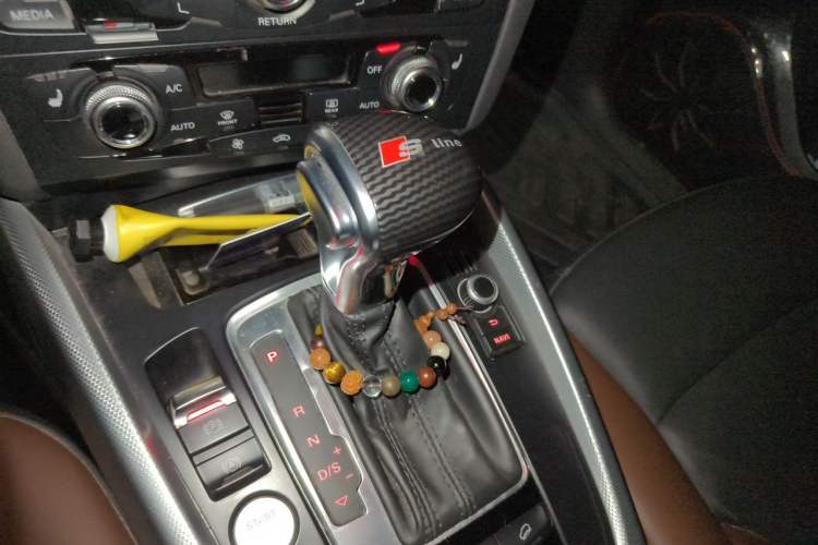Used Audi Q5 2018 Collector's Edition 40 TFSI Technology Model Gear Lever
