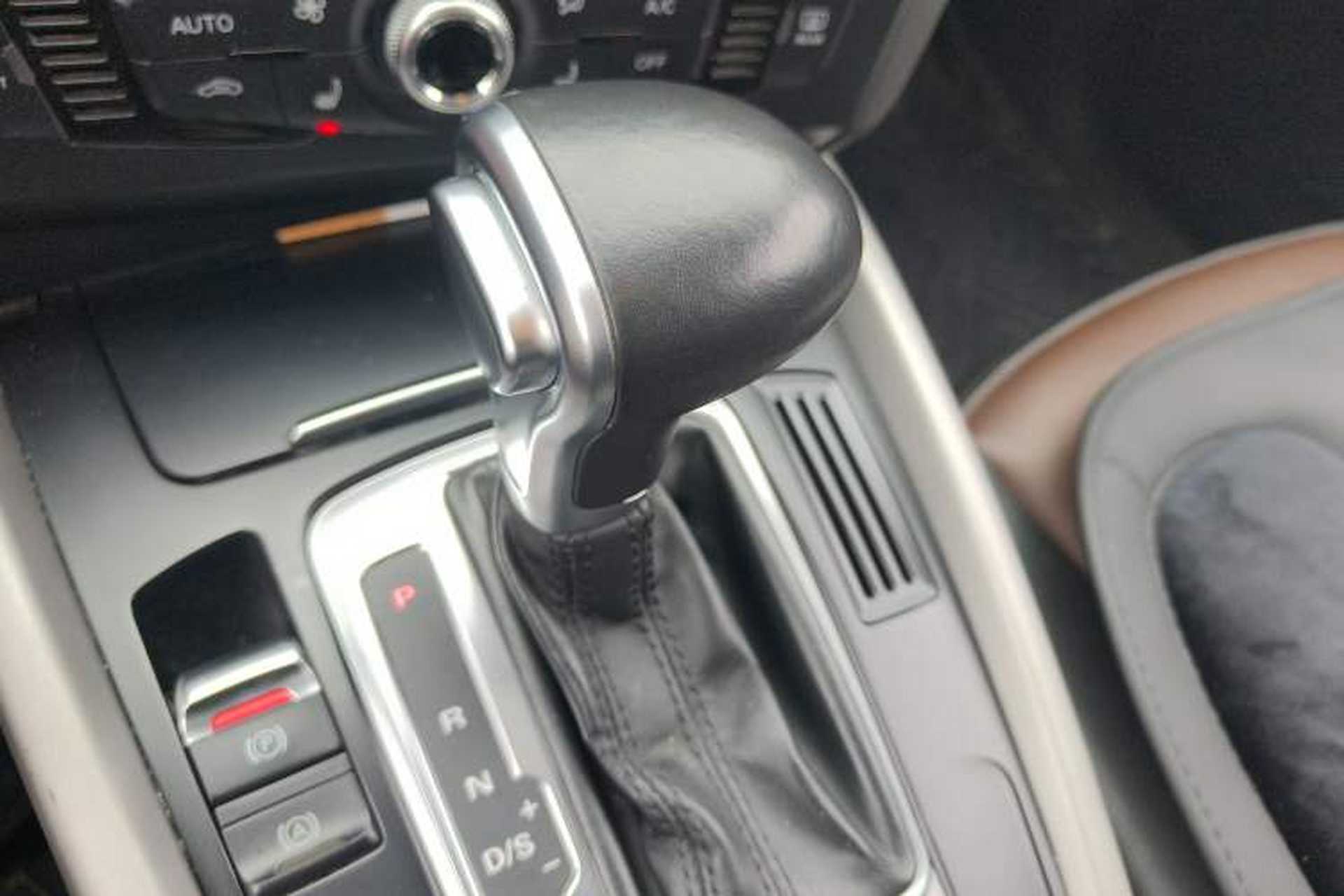Used Audi Q5 2018 Collector's Edition 40 TFSI Ambition Model Gear Lever