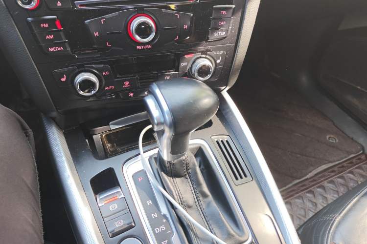 Used Audi Q5 2018 Collector's Edition 40 TFSI Technology Model Gear Lever