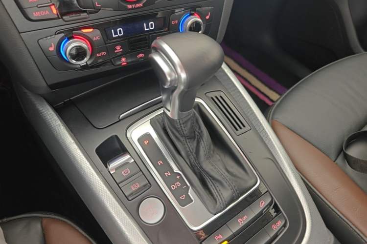 Used Audi Q5 2018 Collector's Edition 40 TFSI Technology Model Gear Lever