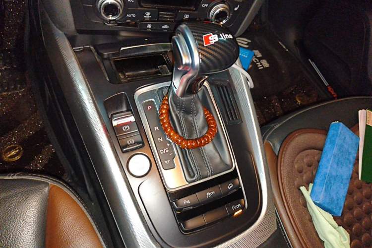 Used Audi Q5 2018 Collector's Edition 40 TFSI Ambition Model Gear Lever