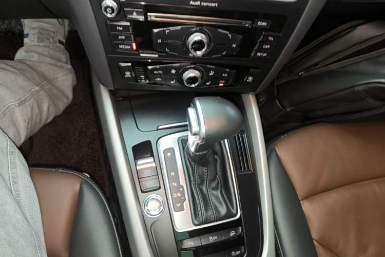 Used Audi Q5 2018 Collector's Edition 40 TFSI Ambition Model Gear Lever