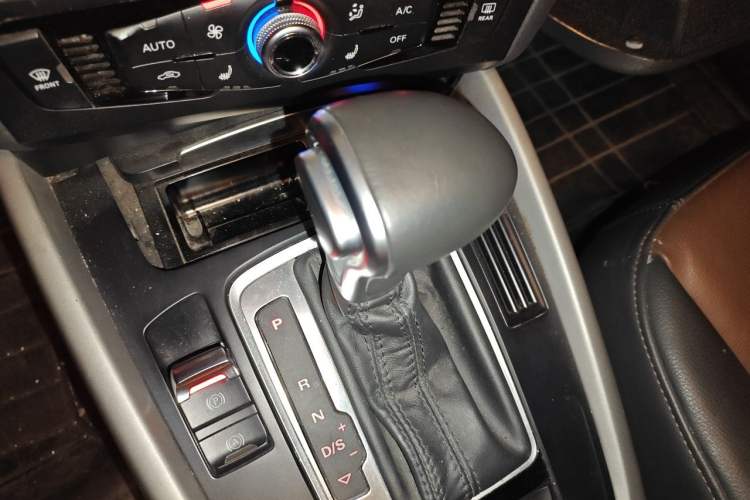 Used Audi Q5 2018 Collector's Edition 40 TFSI Ambition Model Gear Lever