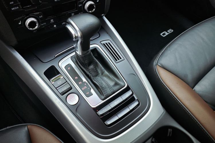 Used Audi Q5 2018 Collector's Edition 40 TFSI Technology Model Interior 4
