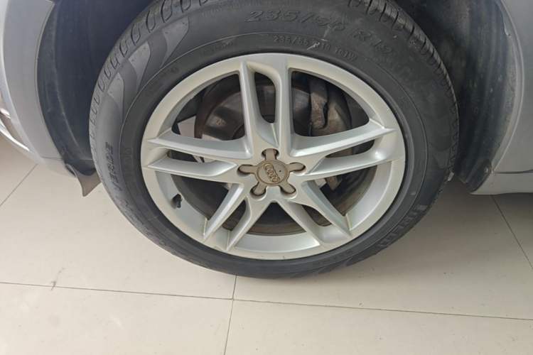 Used Audi Q5 2018 Collector's Edition 40 TFSI Technology Model Left Front Wheel Hub