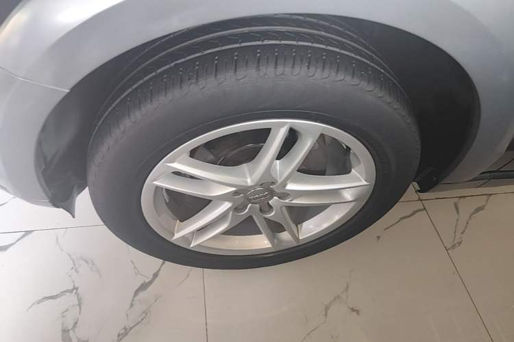 Used Audi Q5 2018 Collector's Edition 40 TFSI Technology Model Left Front Wheel Hub