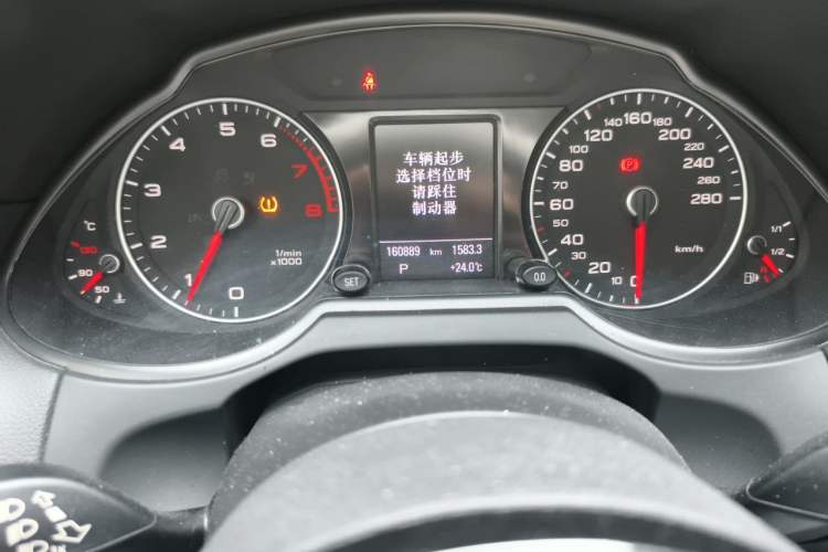 Used Audi Q5 2018 Collector's Edition 40 TFSI Technology Model Odometer Close Up