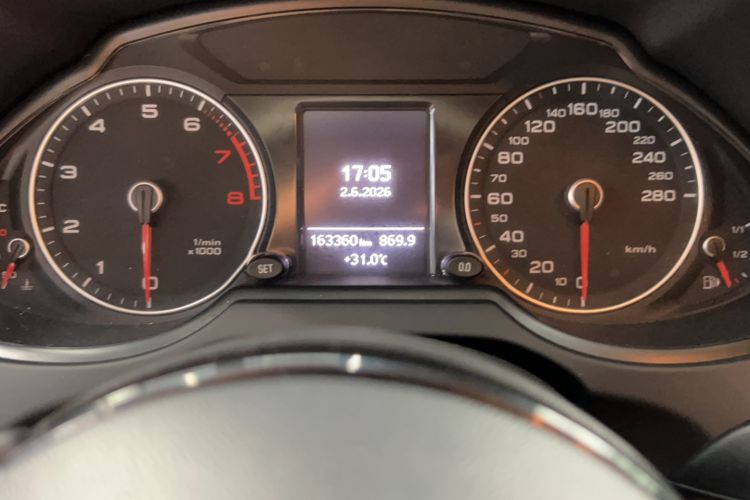 Used Audi Q5 2018 Collector's Edition 40 TFSI Ambition Model Odometer Close Up