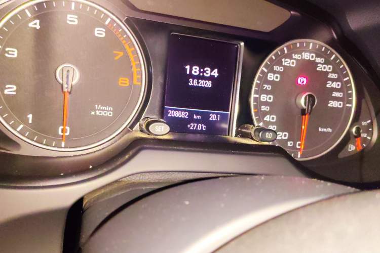Used Audi Q5 2018 Collector's Edition 40 TFSI Technology Model Odometer Close Up