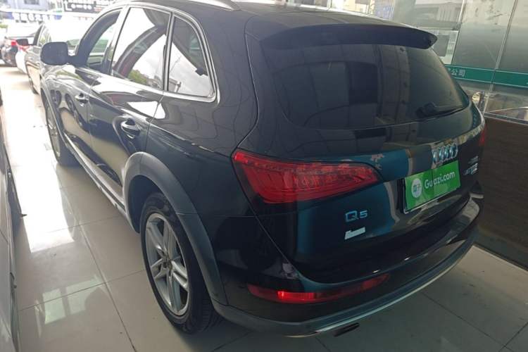 Used Audi Q5 2018 Collector's Edition 40 TFSI Technology Model Rear Left 45 Deg