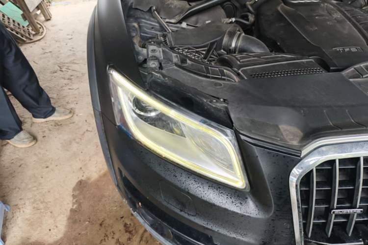 Used Audi Q5 2018 Collector's Edition 40 TFSI Ambition Model Right Front Headlight
