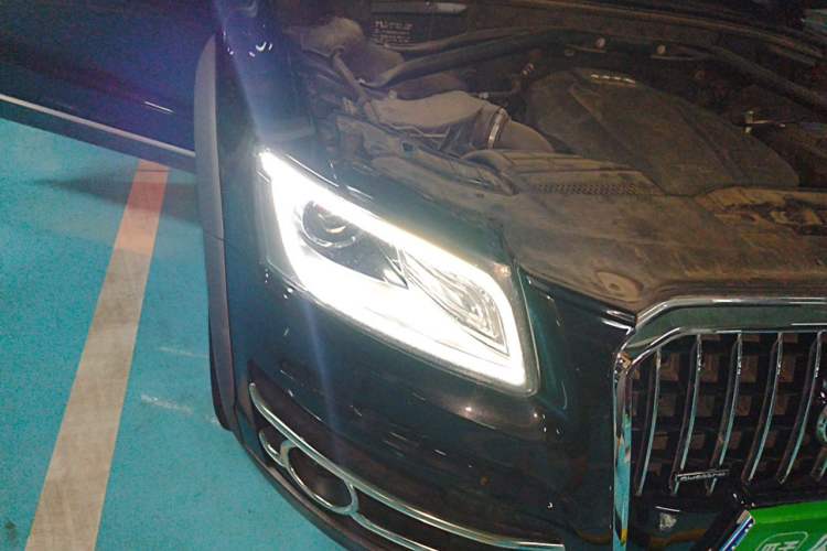 Used Audi Q5 2018 Collector's Edition 40 TFSI Ambition Model Right Front Headlight