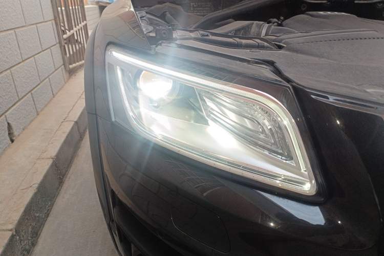 Used Audi Q5 2018 Collector's Edition 40 TFSI Technology Model Right Front Headlight