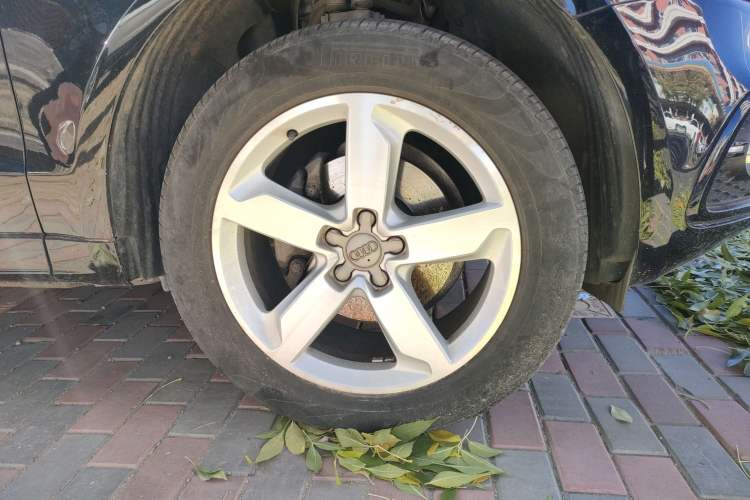 Used Audi Q5 2018 Collector's Edition 40 TFSI Ambition Model Right Front Wheel Hub