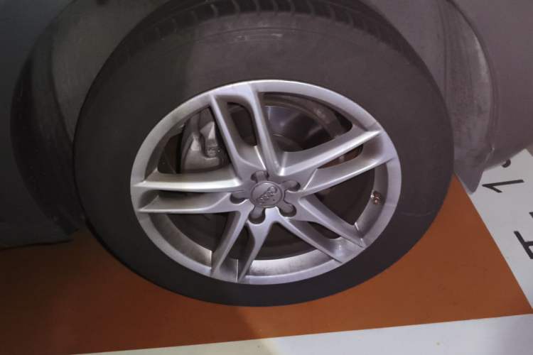 Used Audi Q5 2018 Collector's Edition 40 TFSI Technology Model Right Front Wheel Hub